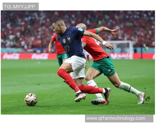 足球明星低头瞬间高清照片展现独特魅力与内心世界